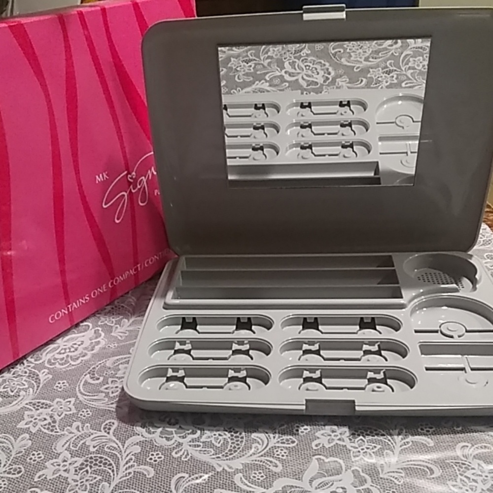 Mary Kay signature Color Palette  with mir…